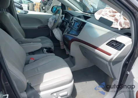 2013 Toyota Sienna Xle V6 8 Passenger z USA, uszkodzony, nr VIN 5TDYK3DC8DS357402